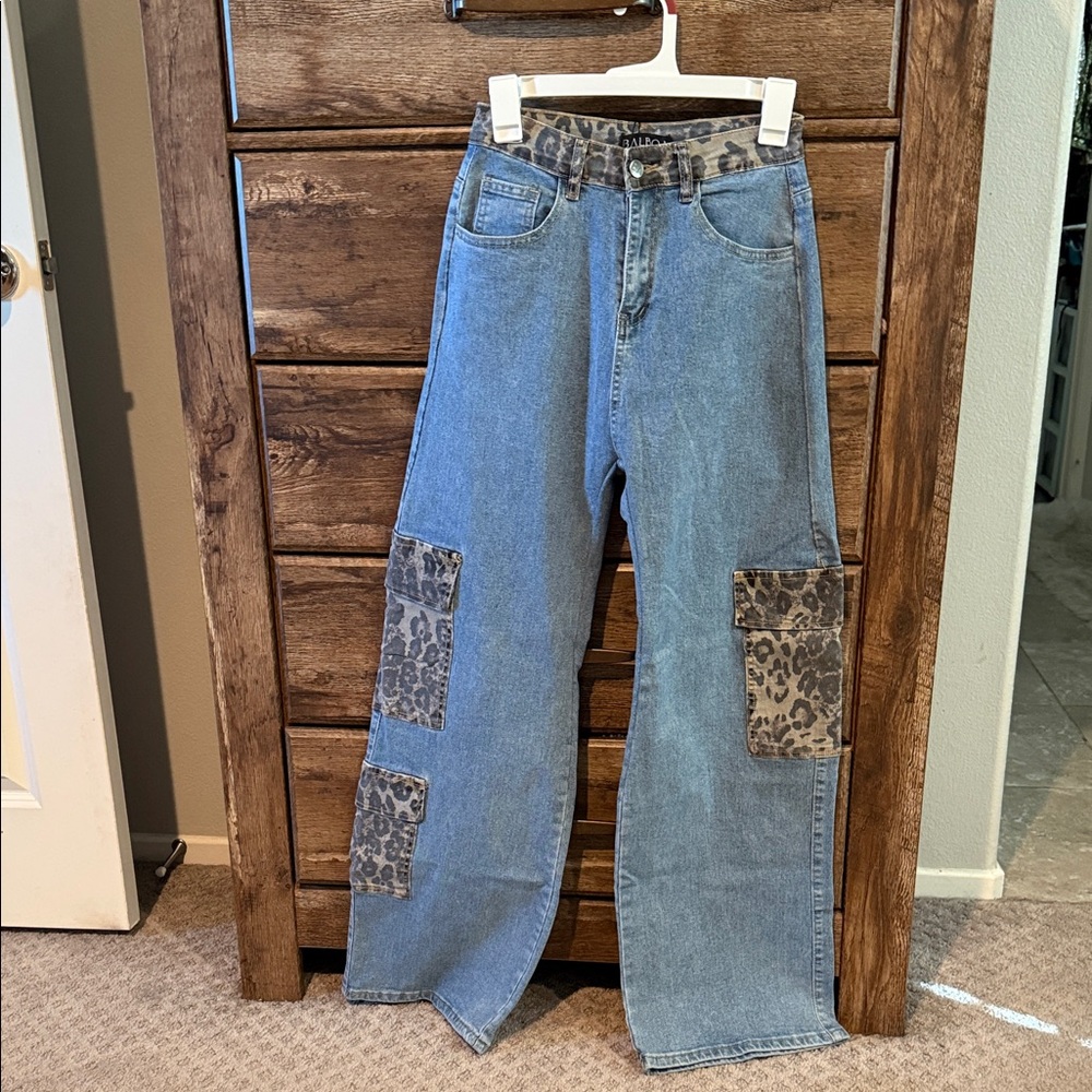 Trendy Blue Wide Leg Jeans with Leopard Accents
